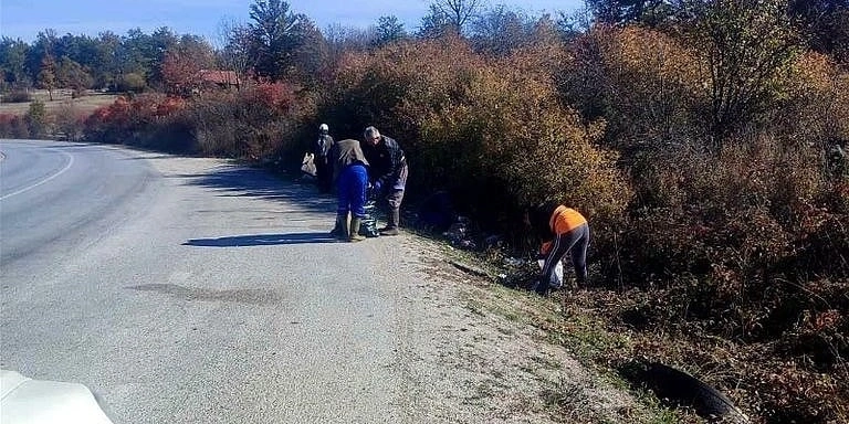 Organizovana akcija čišćenja uz magistralnu cestu kod Ivan Polja u Rogatici