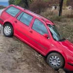 U Mostaru automobil sletio s ceste i završio u kanalu