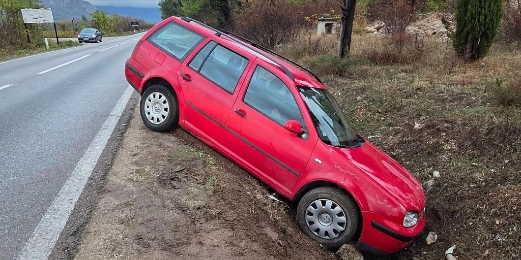 U Mostaru automobil sletio s ceste i završio u kanalu
