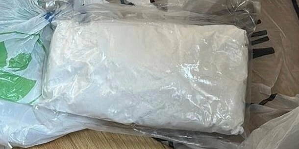 U Živinicama zaplijenjeno kilogram i po droge, osumnjičeni povrijedio leđa tokom pokušaja bijega od policije