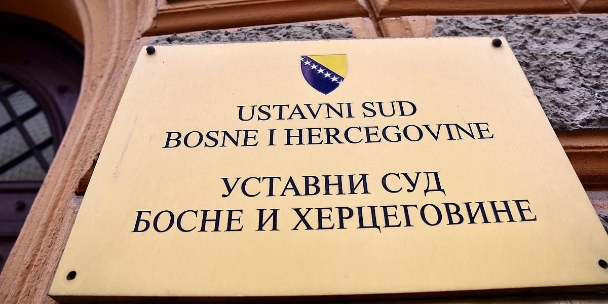 Ustavni sud smatra da je zakon o zabrani diskriminacije u skladu s Ustavom te da sudovi moraju poštovati njegove odluke
