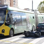 Teška saobraćajna nesreća na Dobrinji, motocikl udario u trolejbus, saobraćaj obustavljen