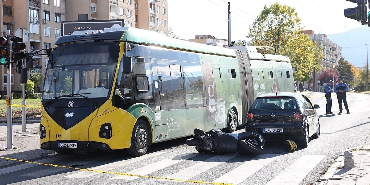 Teška saobraćajna nesreća na Dobrinji, motocikl udario u trolejbus, saobraćaj obustavljen