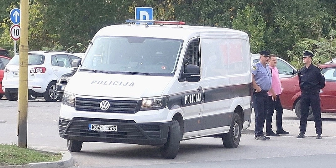 Autobus sletio s ceste kod Tuzle, više osoba povrijeđeno