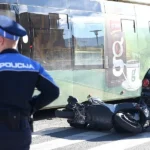Maloljetnik povrijeđen u sudaru motocikla i trolejbusa na Dobrinji