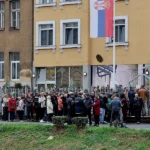 Dugačak red građana ispred Ambasade Srbije u Sarajevu čeka na glasanje
