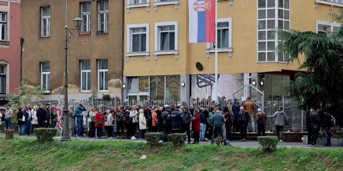 Dugačak red građana ispred Ambasade Srbije u Sarajevu čeka na glasanje