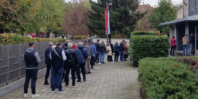Birači slave izlazak na glasanje ispred konzulata Srbije u Banjoj Luci