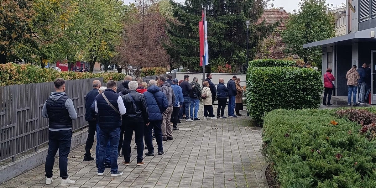 Birači slave izlazak na glasanje ispred konzulata Srbije u Banjoj Luci
