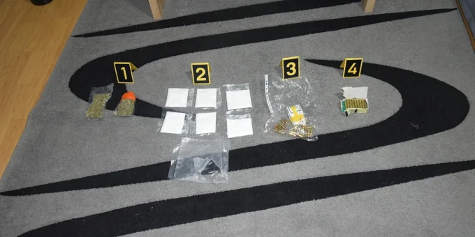 Policija u Tešnju zaplijenila 1,5 kg materije nalik drogi i municiju, uhapšena jedna osoba