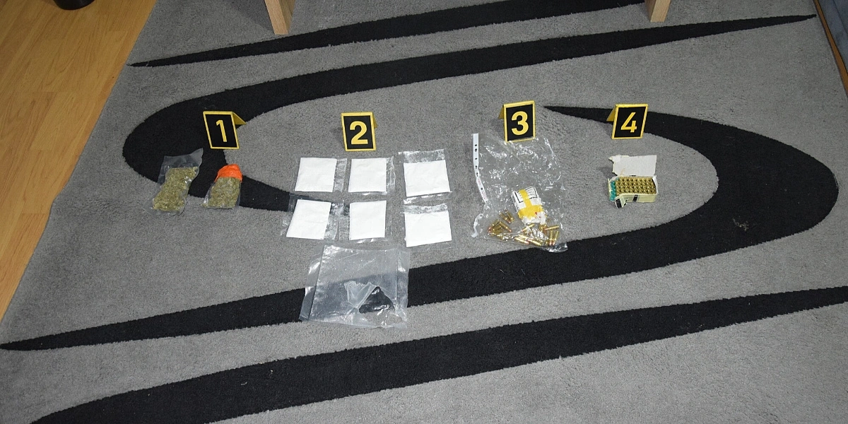 Policija u Tešnju zaplijenila 1,5 kg materije nalik drogi i municiju, uhapšena jedna osoba
