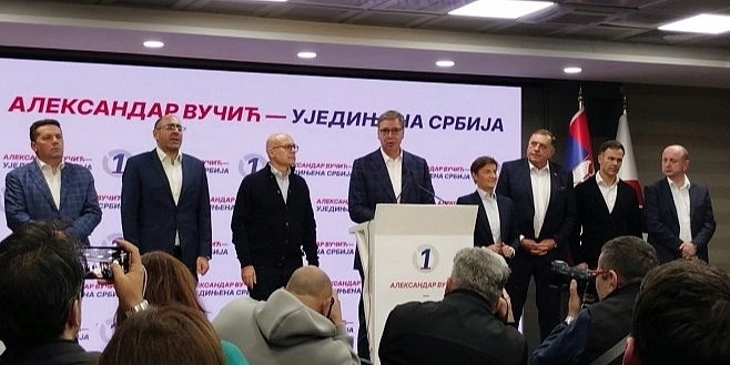 Stevandić i Dodik zabrinuti tokom Vučićevog proglašavanja poraza u štabu SNS