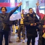 Slavlje u Banja Luci nakon Vučićeve priznate pobijede, okupljeni pjevali i mahali zastavama