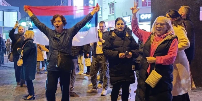 Slavlje u Banja Luci nakon Vučićeve priznate pobijede, okupljeni pjevali i mahali zastavama