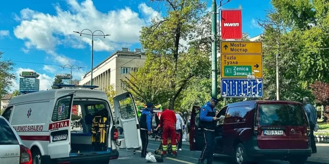 Saobraćajna nesreća u centru Sarajeva: Pješak povrijeđen u sudaru s automobilom, tramvaji obustavljeni