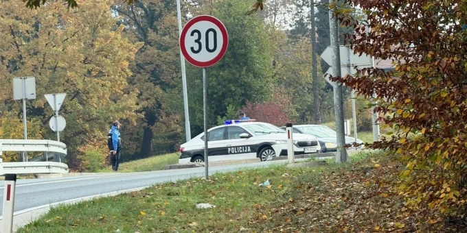 Vještaci istražuju uzroke saobraćajne nesreće kod Tuzle u kojoj je povrijeđeno 11 putnika