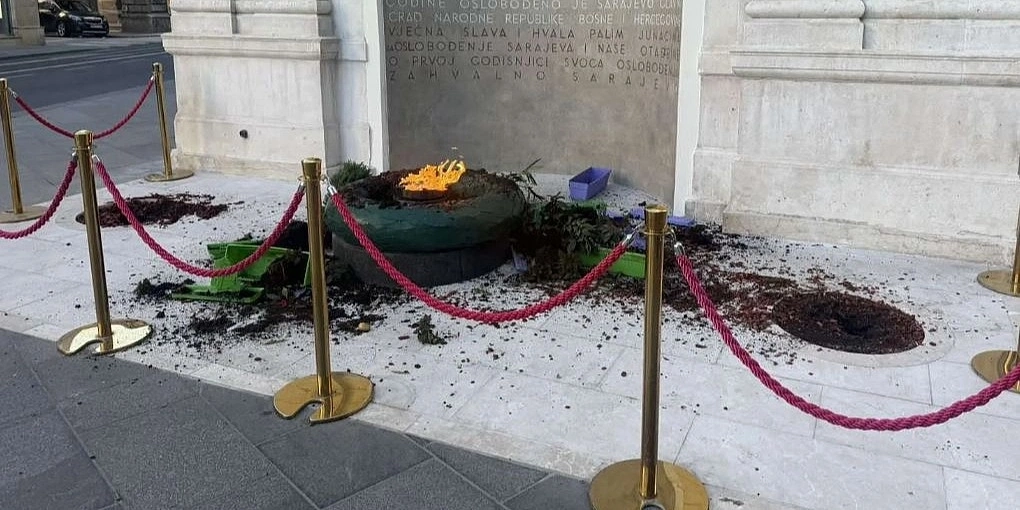Nepoznate osobe uništile prostor oko Vječne vatre u Sarajevu