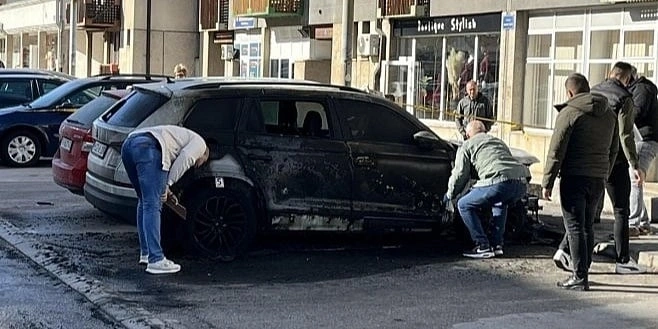 Na Palama noćas izgorjela dva automobila, policija započela istragu