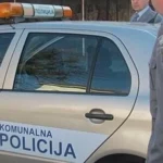 U Modriči prijetio komunalnom policajcu, a zatim mu prešao automobilom preko noge