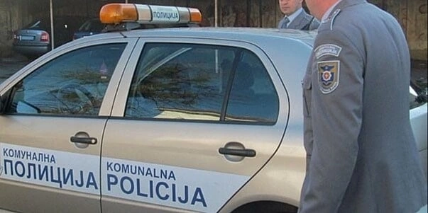 U Modriči prijetio komunalnom policajcu, a zatim mu prešao automobilom preko noge