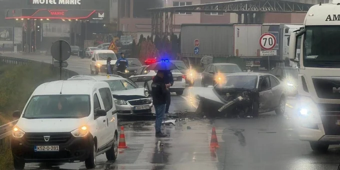Dva vozača povrijeđena u saobraćajnoj nesreći kod Žepča, jedan s teškim povredama