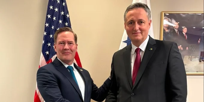 Američki ambasador se našalio nakon fotografije s Bećirovićem o potrebi stolice