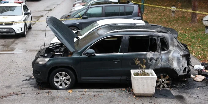 U Novom Sarajevu zapaljena su više automobila, a tri maloljetnika su uhapšena