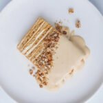Jednostavna medena torta koja omekša tek nakon nekoliko sati