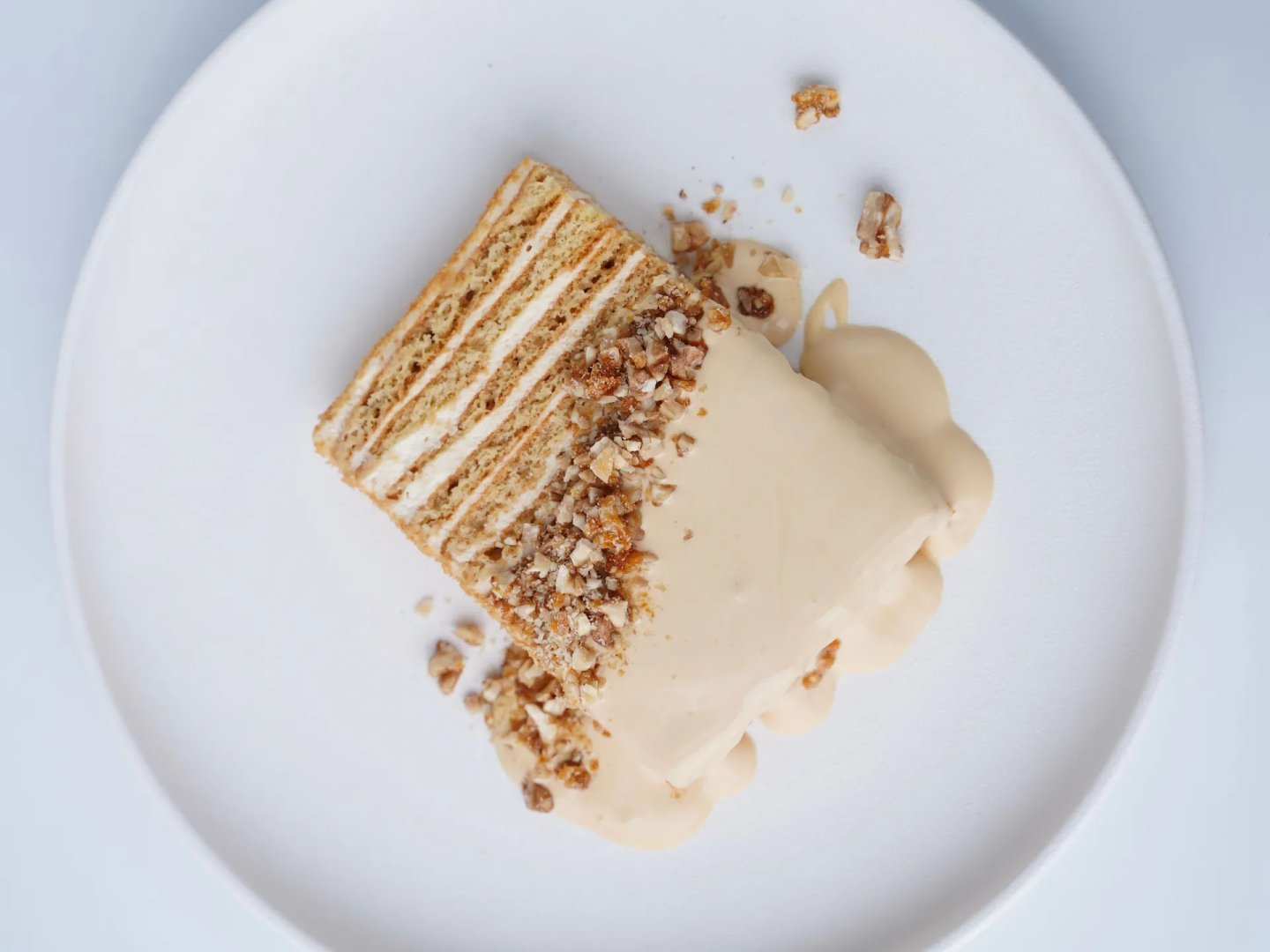 Jednostavna medena torta koja omekša tek nakon nekoliko sati