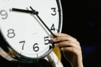 Ove nedjelje prelazimo na zimsko računanje vremena, što znači sat dužeg sna
