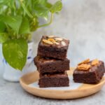 Jednostavan čokoladni kolač od tri sastojka bez miksera i komplikovanja