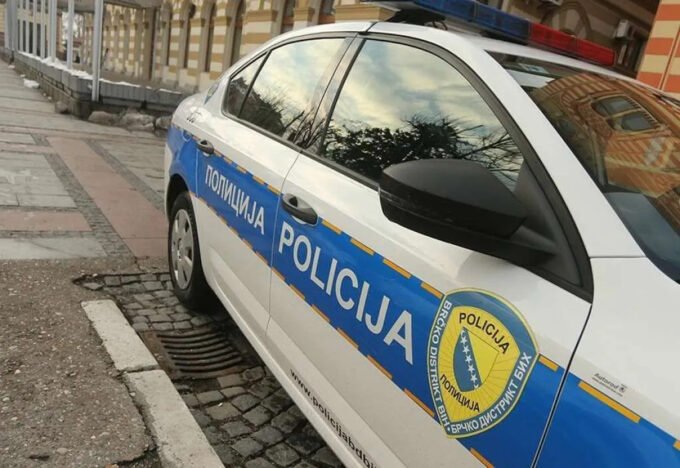 Maloljetnici vandalizirali katoličko groblje u Brčkom, policija pokrenula istragu