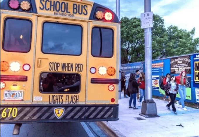 Školski autobus s djecom prevrnuo se, potvrđene smrtne slučajeve