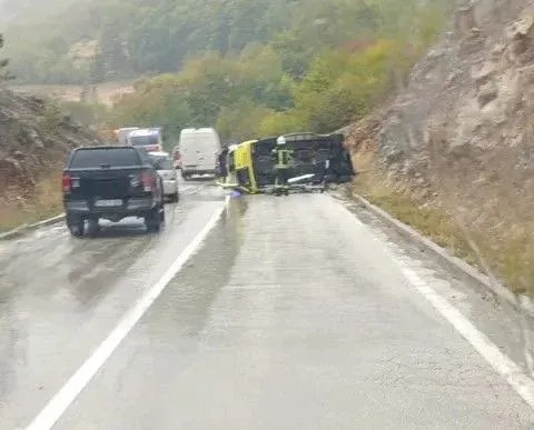 Sanitetsko vozilo se prevrnulo između Kupresa i Šuice, više osoba povrijeđeno