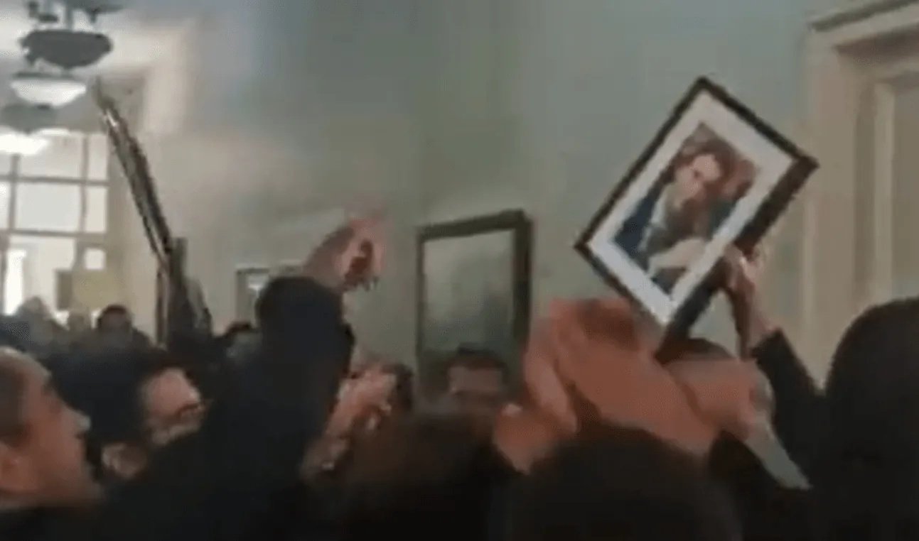 Portreti Aleksandra Vučića uklonjeni iz javnih zgrada i završili u kontejneru