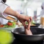 Meso se lijepi za tavu prilikom pečenja? Ovaj jednostavan savjet rješava problem