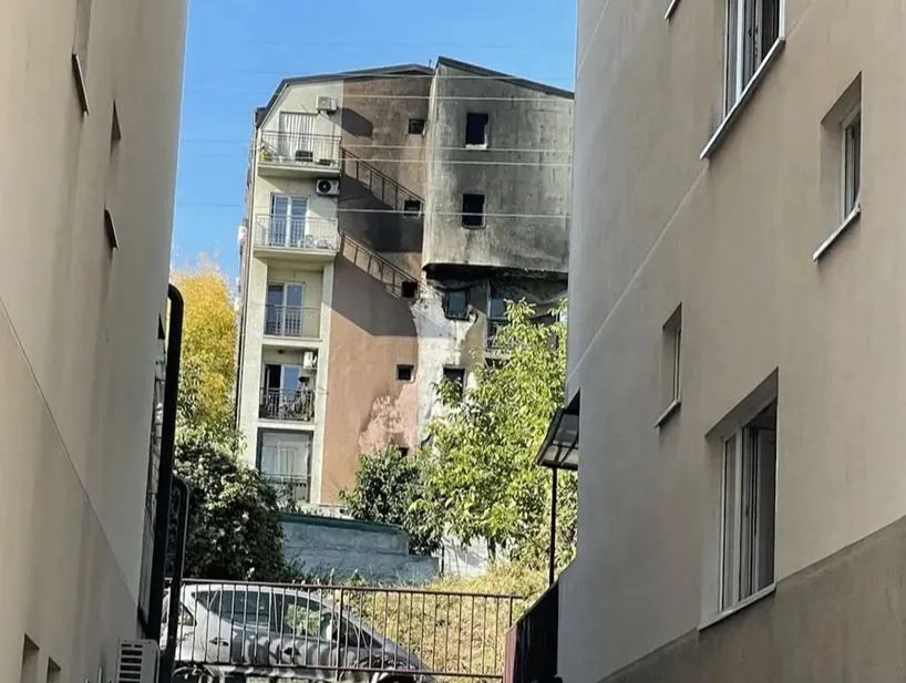 U Beogradu zapaljena četiri vozila i oštećena zgrada, osumnjičena sa drogom uhvaćena